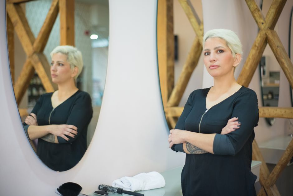 Friseurin im Salon